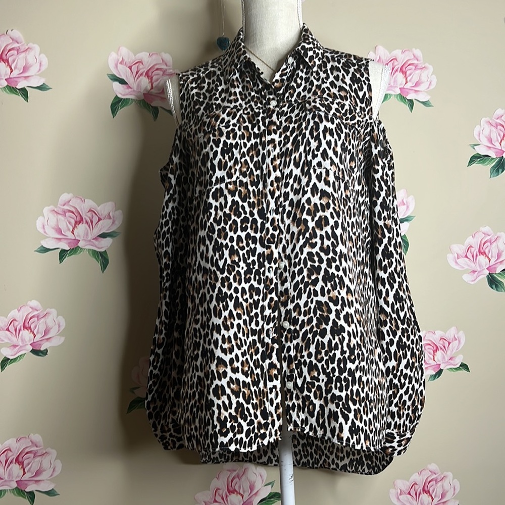 a.n.a - Women's Blouse Button-down Shirt Cold Shoulders Cheetah Print.💕.  W-32